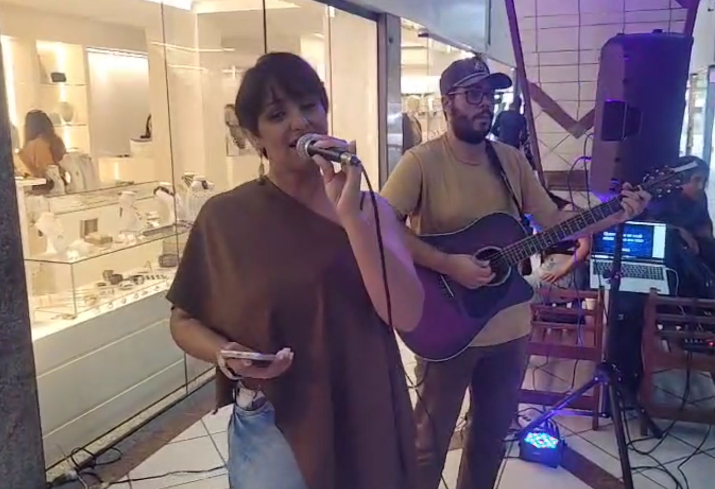 Vídeo: Música e poesia homenageiam as Mães no shopping da cidade